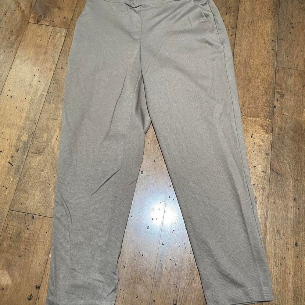 Grey straight leg trousers‎ with pockets